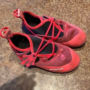 La sportiva stick it kids climbing shoes